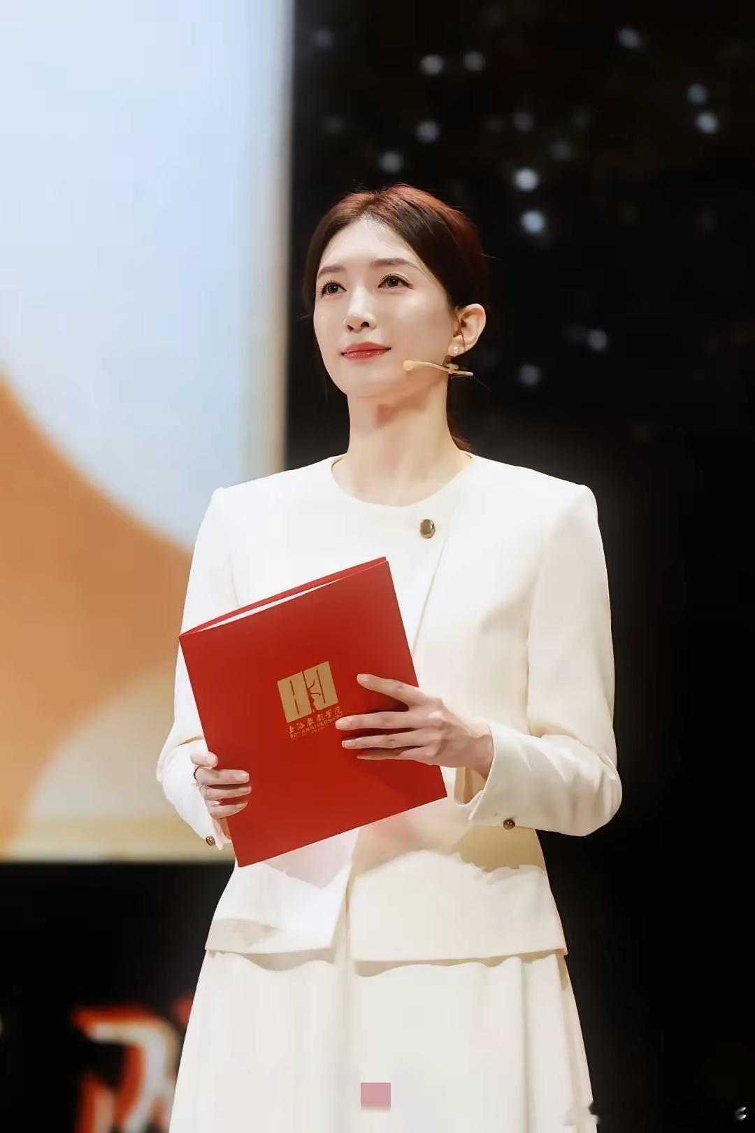 上戏80周岁校庆，胡歌虽然没空来，但是却被台上的江疏影美得挪不开眼！差点以为她这