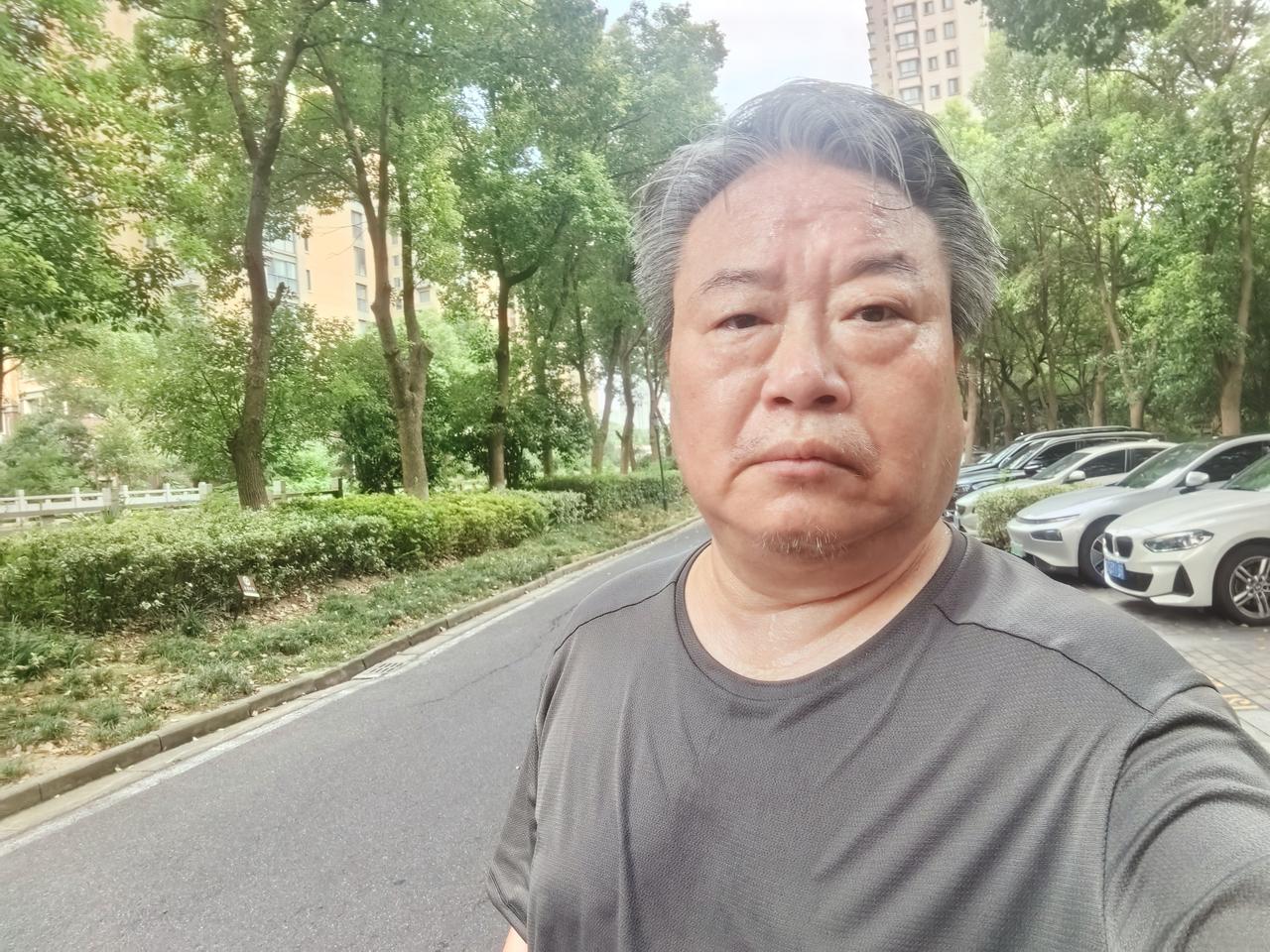 ​秋风起，波涛涌。
​黄叶遍地。
​秋立而凉风至。今晨活动，秋风拂身，比往日舒服