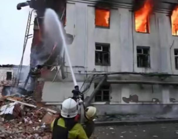 “如果敢打乌克兰，那么我就炸莫斯科，如果中方收复台湾，那么我就炸北京”，这是特朗