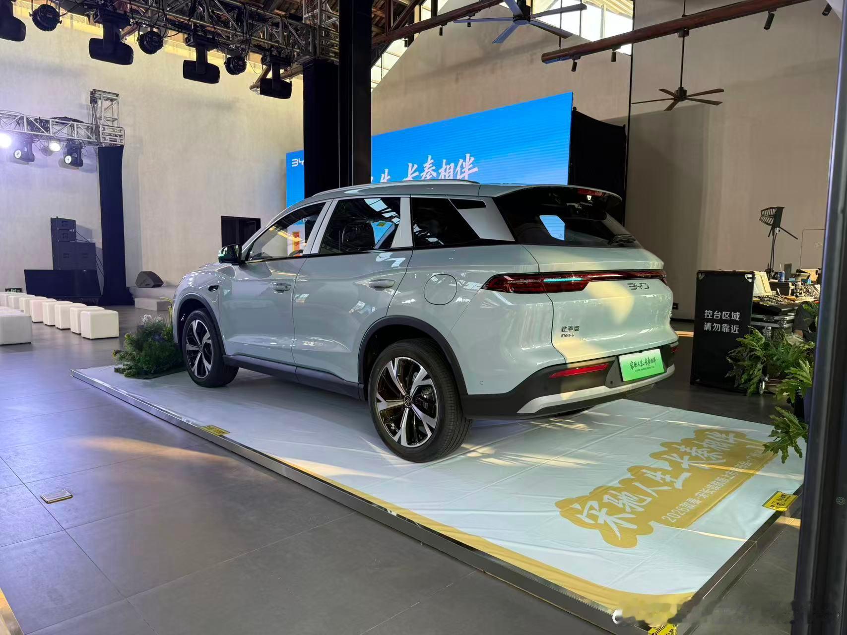 1月13日，比亚迪王朝网秦、宋家族长续航版在广州加推上市。最戳我的莫过于续航的跨