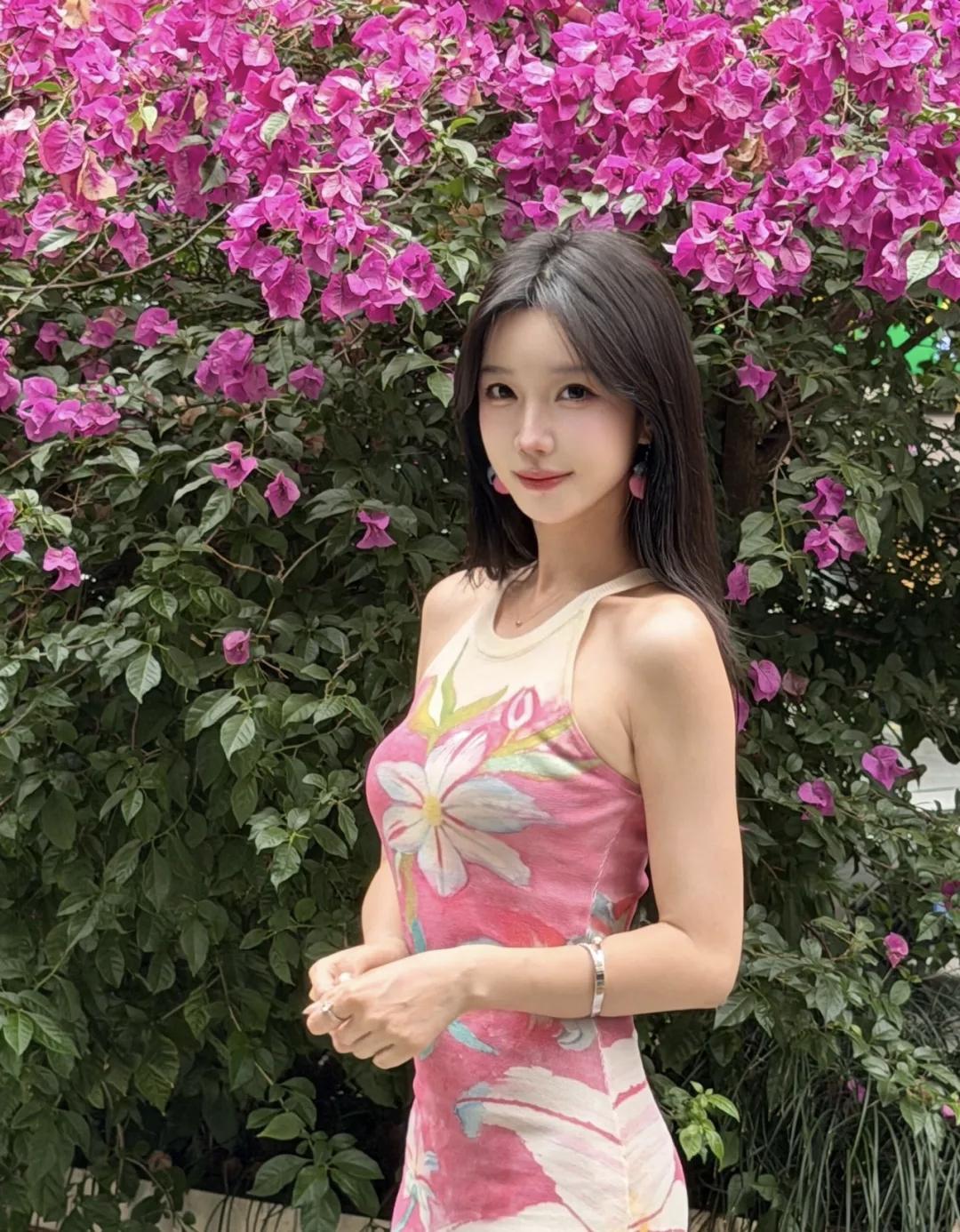 记录我的2026午后紫藤花海中，甜美女孩轻抚耳畔，绽放迷人魅力！