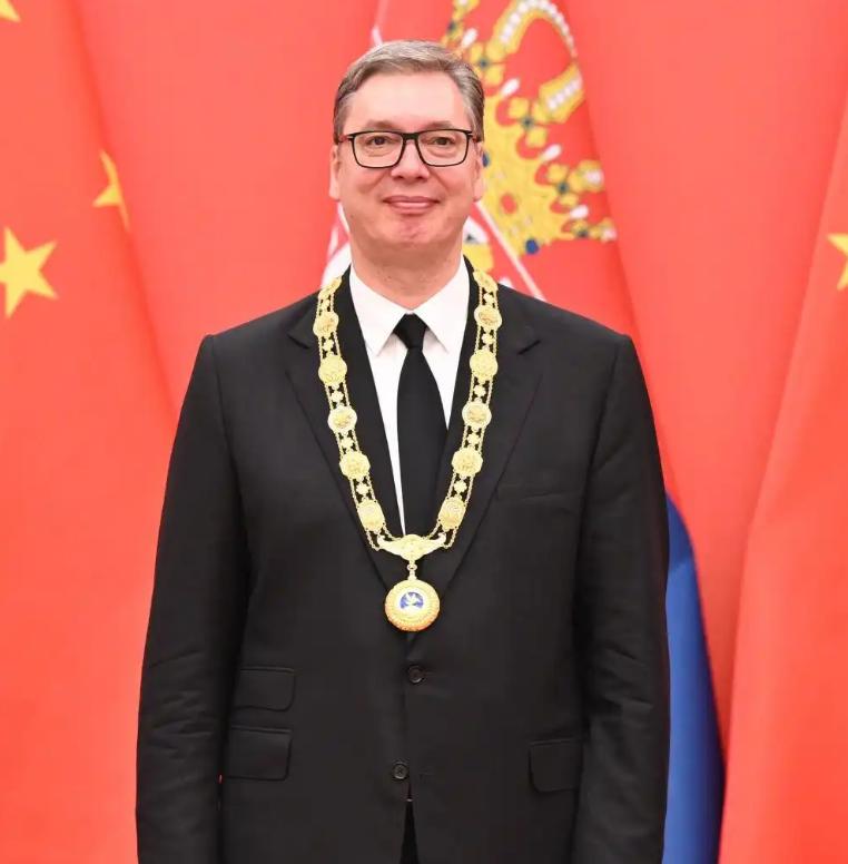 5月25日，现场出现了特别暖心的一幕：塞尔维亚总统武契奇获得了中国友谊勋章，要知