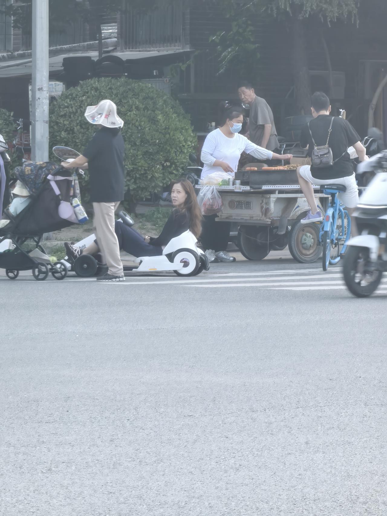 这个女孩好调皮！
炎热的夏季，有趣的画面，给躁动的心降了降温！