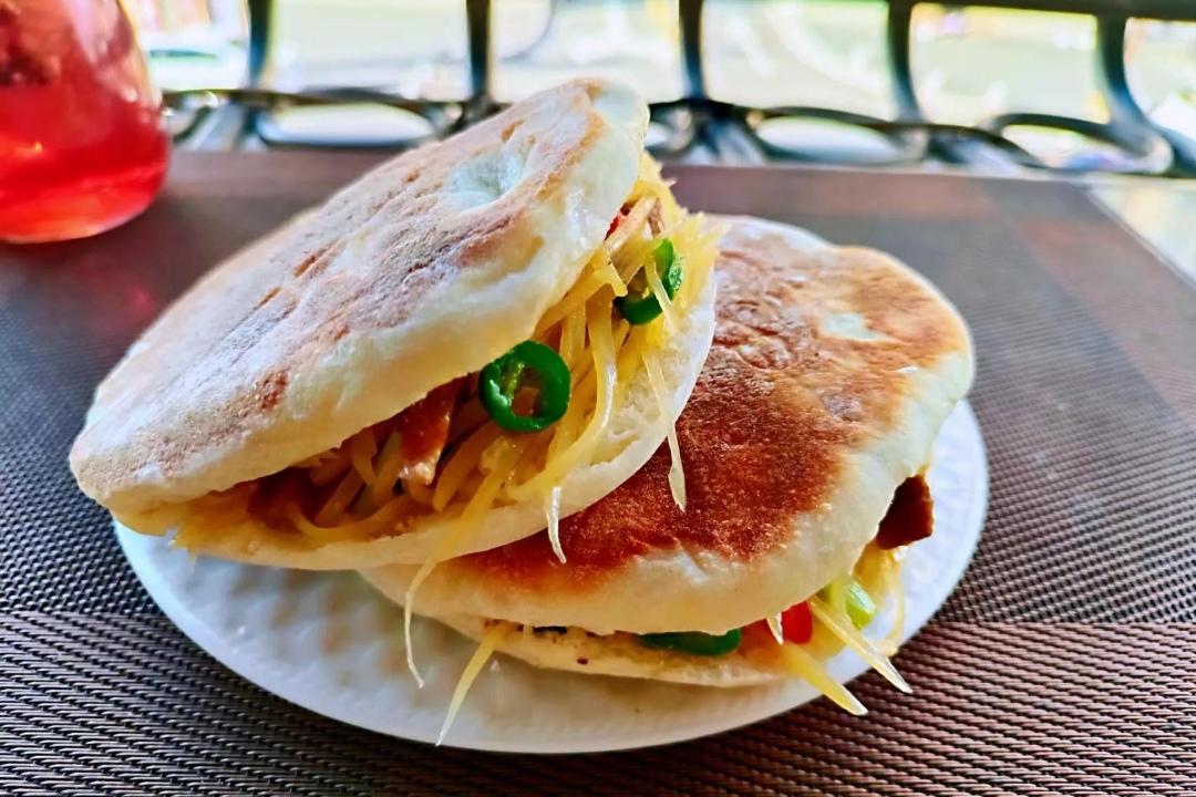 现在的早餐确实有点过贵了！一个加菜饼子能卖到6块，如果加肠加蛋直接上到了8块。一