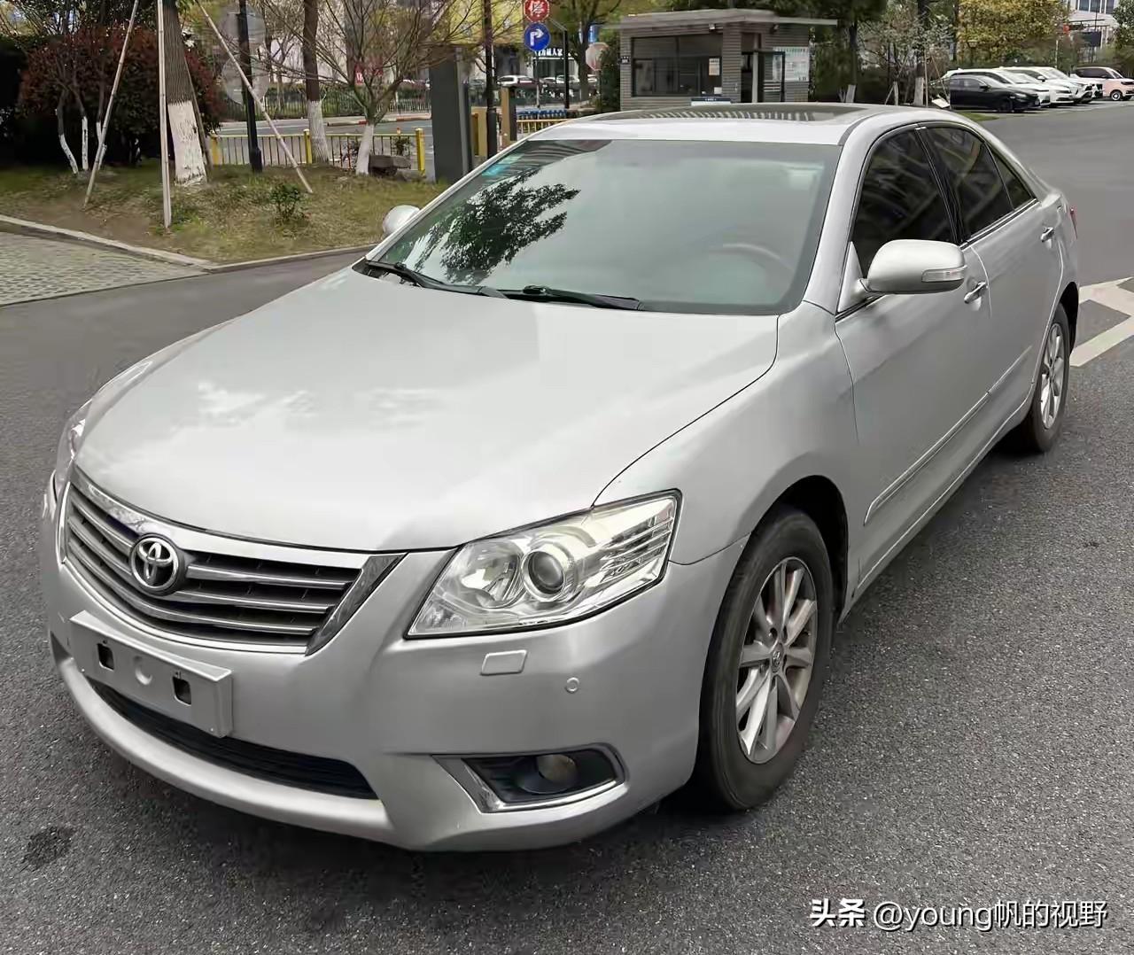 五代凯美瑞，也是当年国产化的第一代凯美瑞。在国产化之前，凯美瑞的英译名叫做佳美，