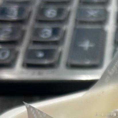 随手拍上班来一块小蛋糕真的无敌了！ 