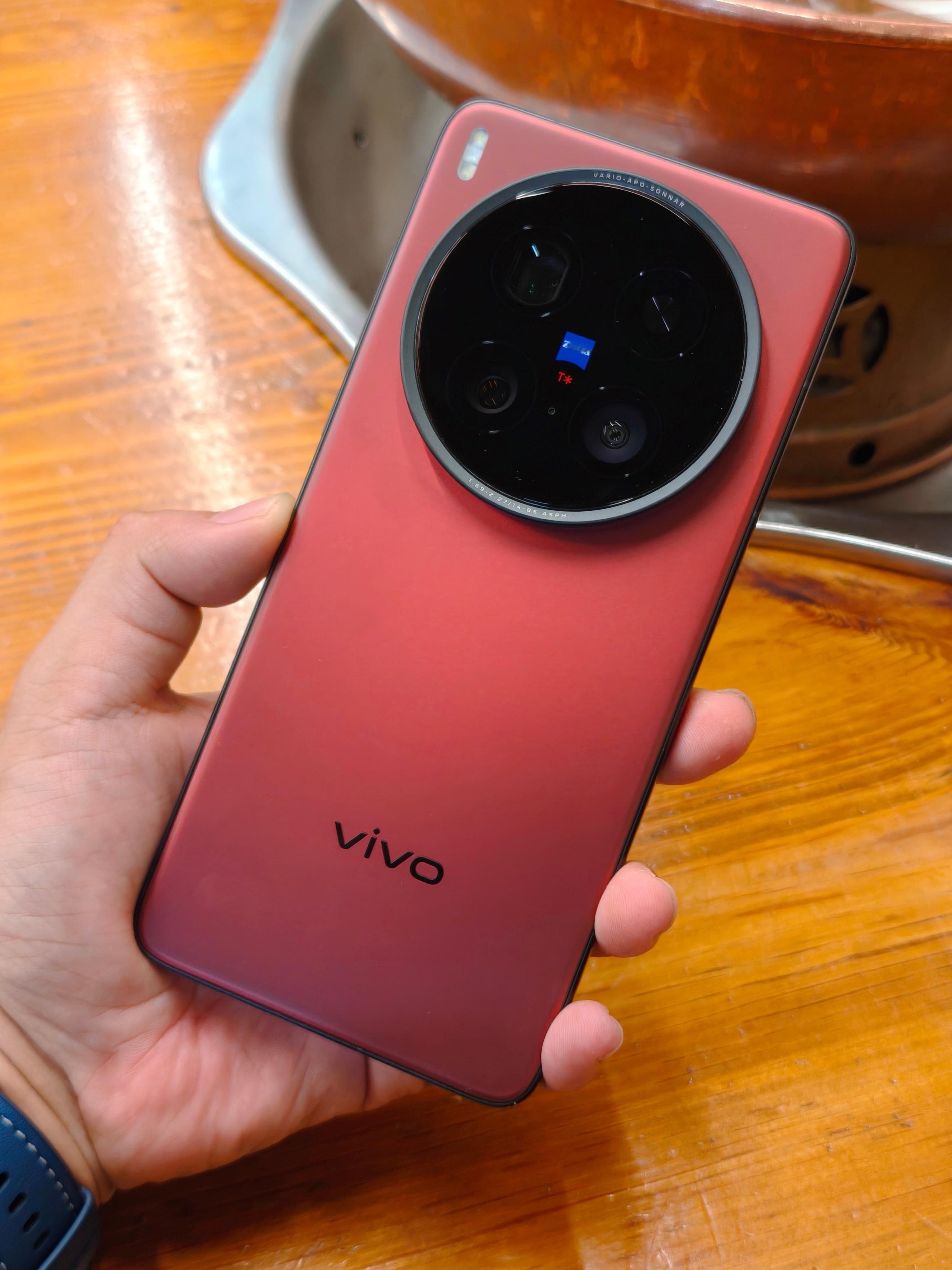 前段时间有个朋友要换手机给他推荐了vivo X200 Ultra，买完以后爱不释