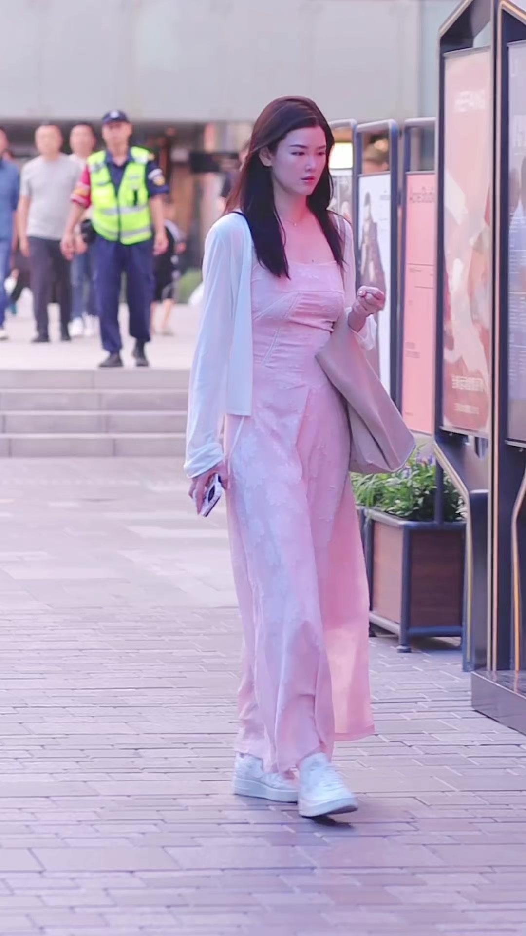 💃每个女人都不该被漂亮所困，你的美无需他人定义。自带光芒，才能活出自己的韵味。