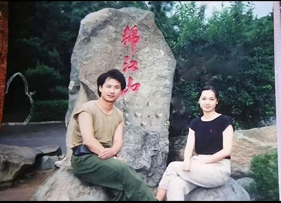 这两位是谁呀？一个也没认出来。