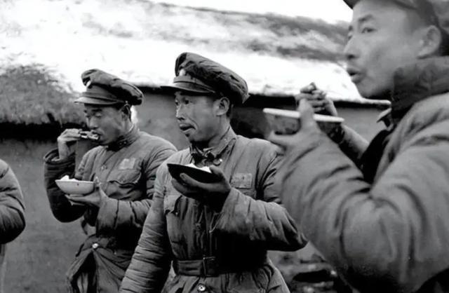 1949年，高邮解放。十几名地下党被拖出去枪毙，组织认定他们已牺牲，谁知，几天后