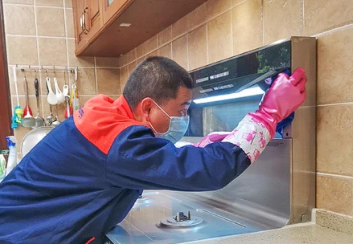 浙江杭州，女子花2万元买的集成灶坏了，约了维修师傅上门维修。维修师傅为了测试，不