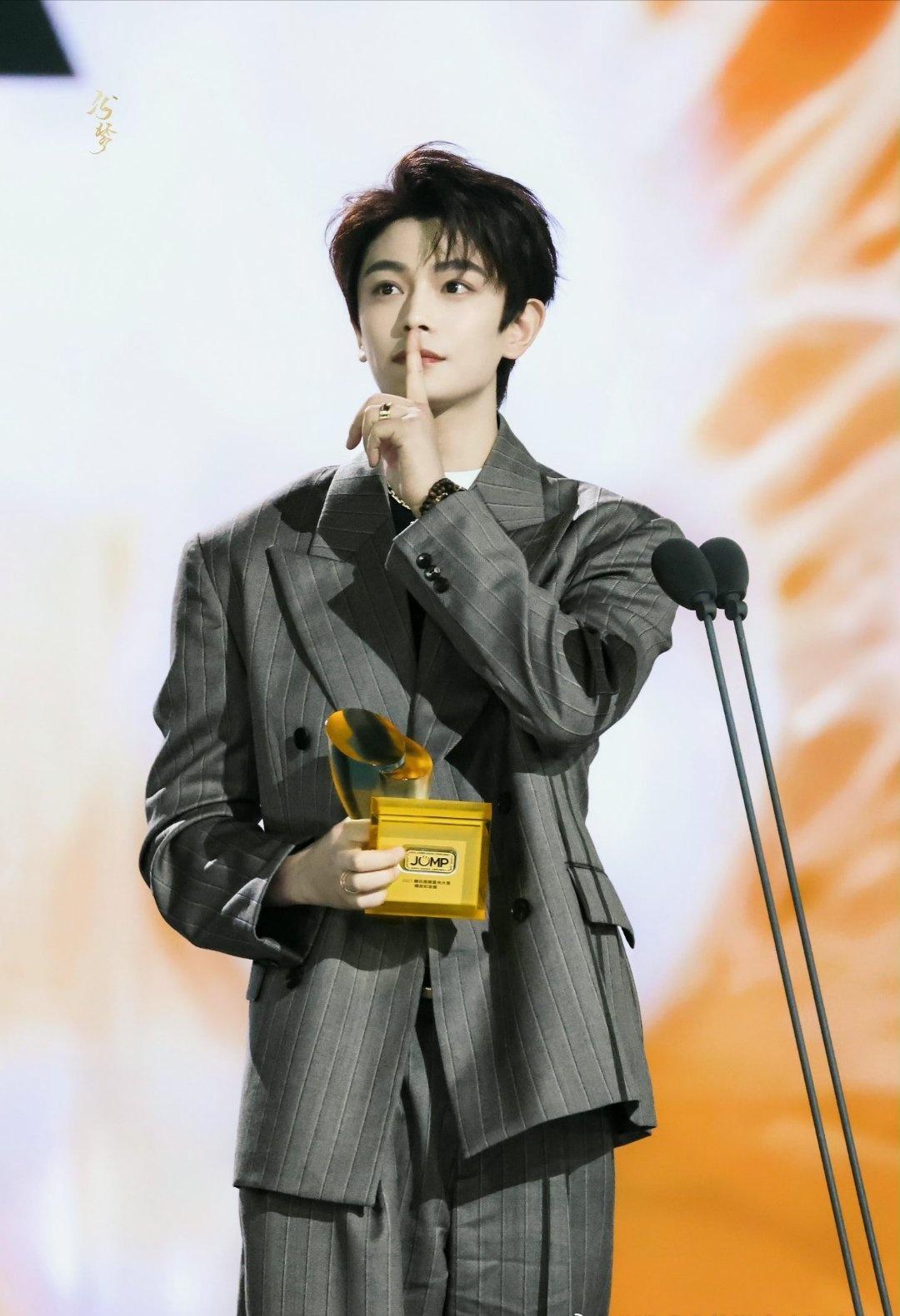 ｜丁禹兮张海虾 

如果晚高峰开车一个人出城 借光线调和我和世界 让字代替交谈让