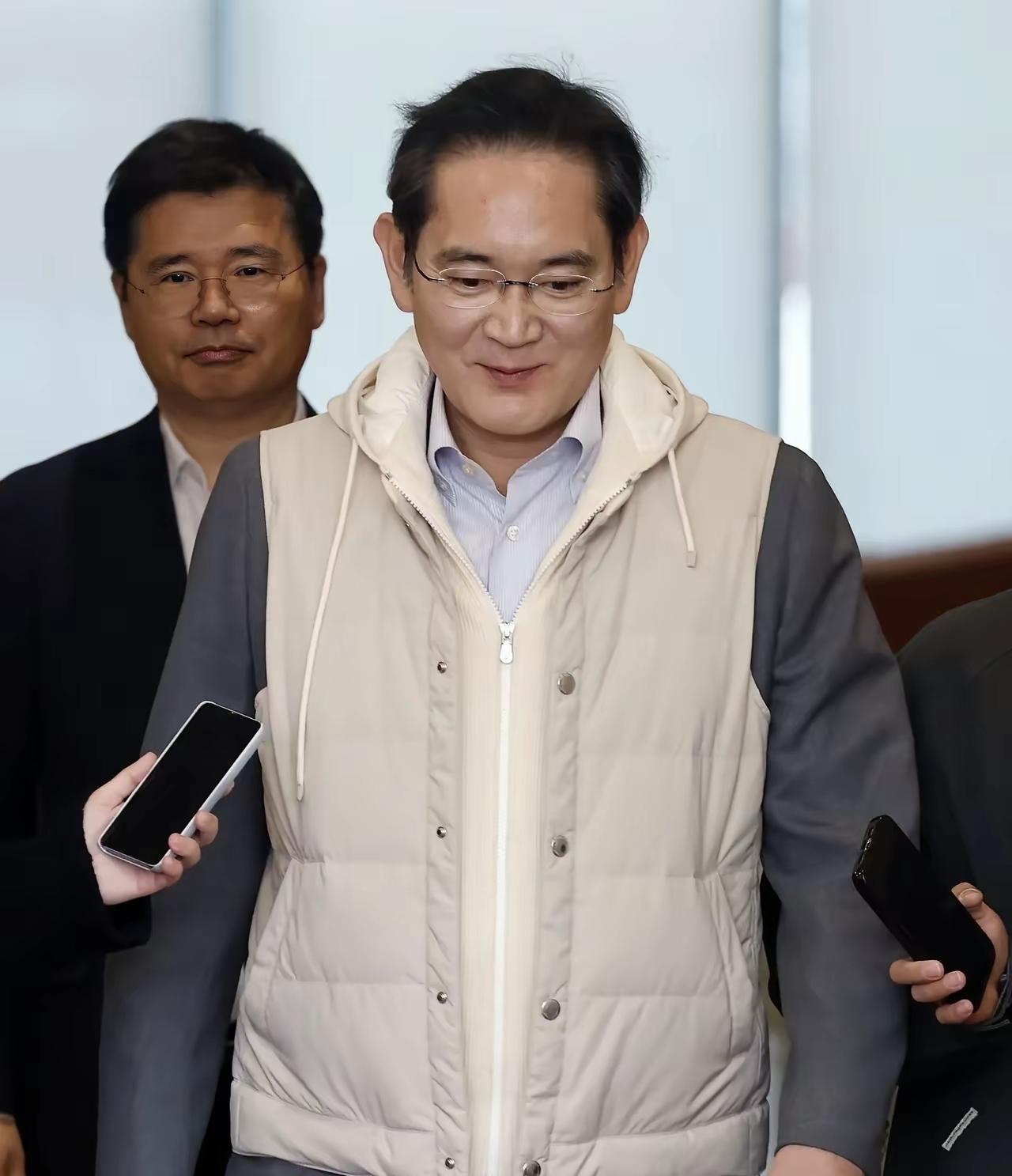 太子爷爱上了“马甲”，搭配西装，居然成了新时尚！
或许是年龄大了，李在镕在保暖上