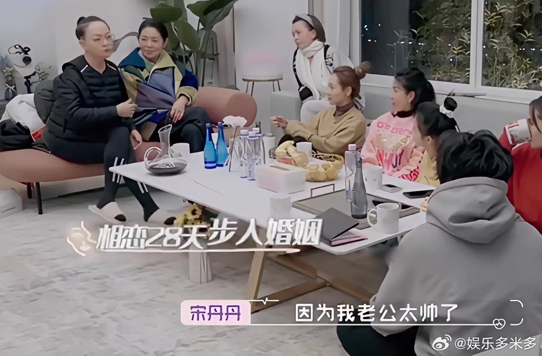 64岁宋丹丹真幸福！和三婚老公牵手遛弯，跟热恋情侣没区别……宋丹丹三婚才嫁对了人