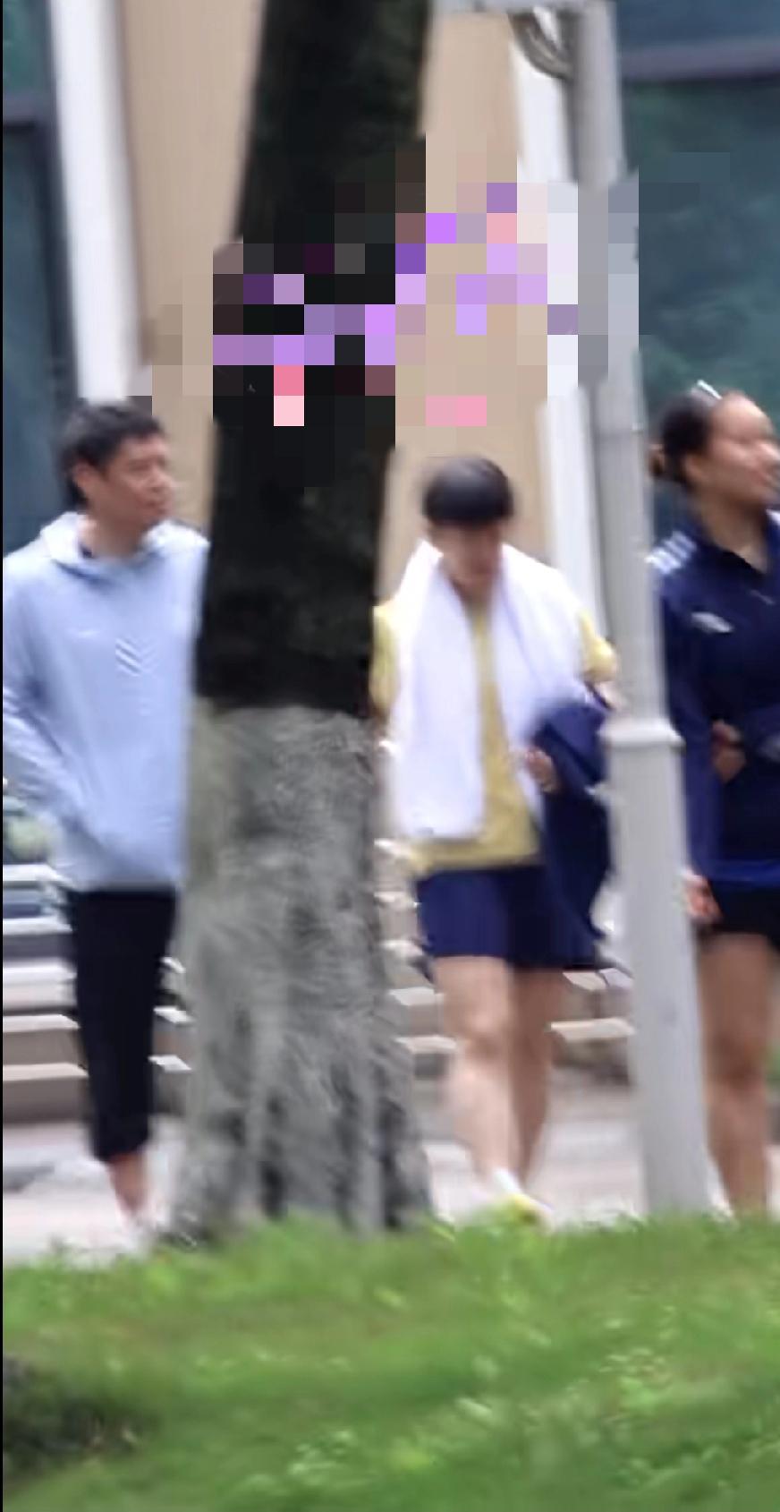 成都封训路透｜孙颖莎“小奶黄包”上线啦！
 
刚刷到莎莎的新鲜路透！今天是穿嫩黄