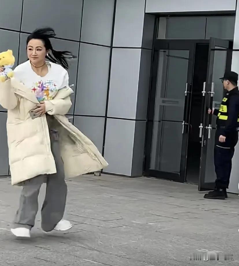曹颖这位女演员兼女主持人，大家应该都很熟悉她。她曾经在央视主持节目，也备受重视，
