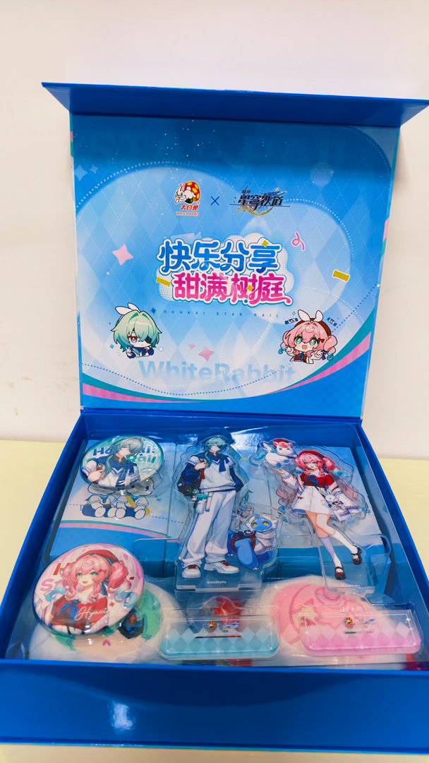 那小子的周边到了，配了两盒奶糖和一盒棒棒糖，因为糖纸也带图案，那小子说要自己全部