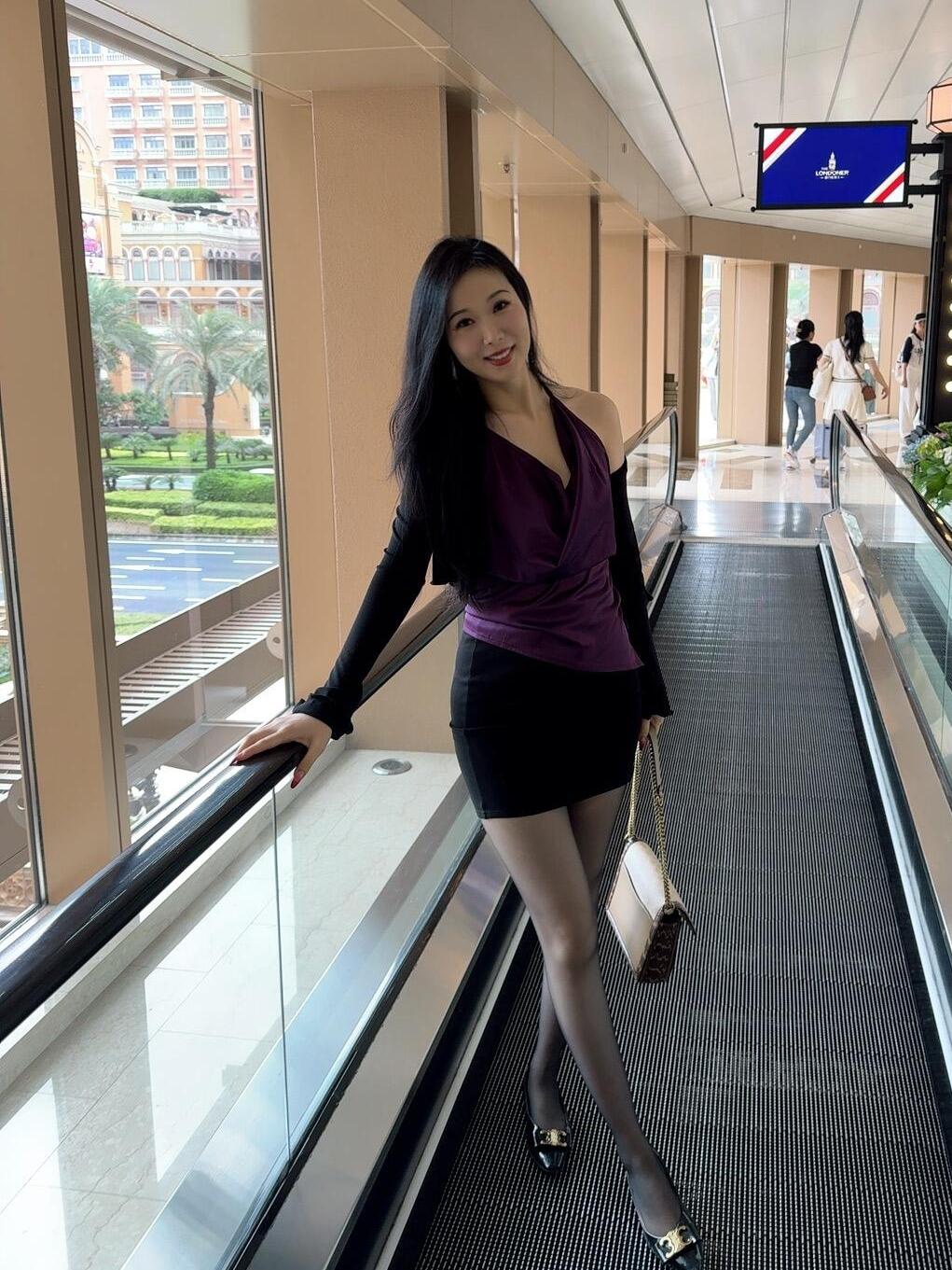 优雅漫步在商场，时尚穿搭引人注目！👗👠💃