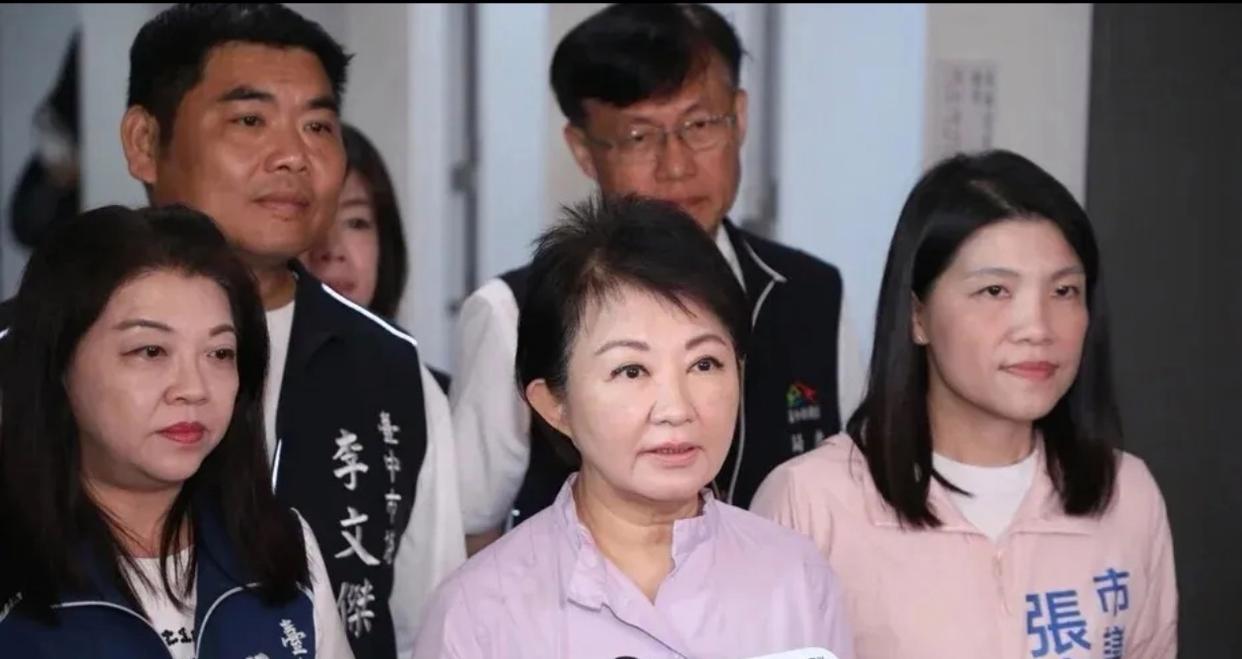 卢秀燕心急如焚尽显“倚美”舔舌闹剧

台当局急抱美国大腿，军购窟窿难填。5月25