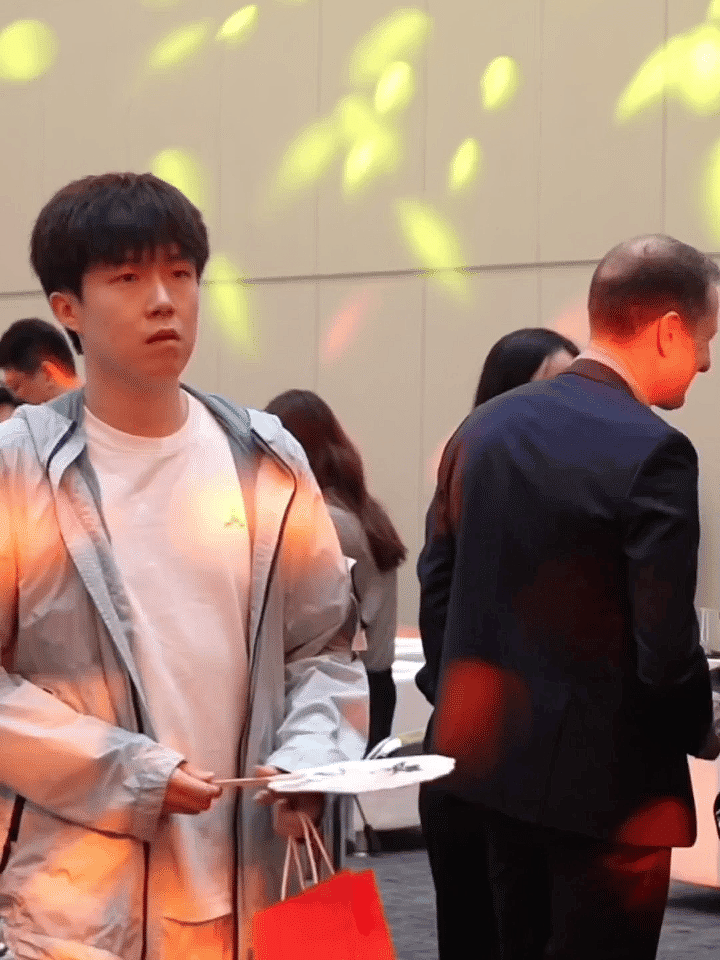王楚钦参加WTT晚宴，还现场尝试了做漆扇。真的很不错呀，继续加油！ ​​​