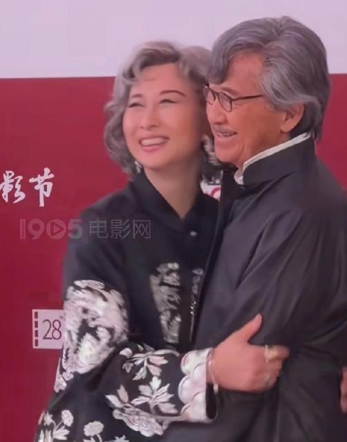 前些年，有传言叶倩文和林子祥婚内分居，叶倩文和她的教练关系亲密，两口子各玩各的，