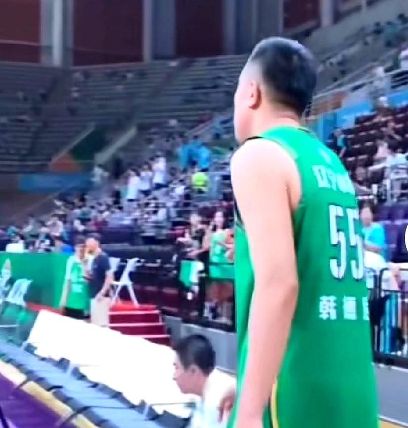 37岁的韩德君一瘸一拐地回到更衣室，膝盖冰袋堆成小山，嘴里还在念叨：“篮板没卡好