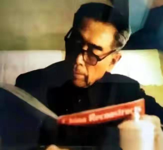 蒋介石的日记，提到一生之敌周恩来，有个怪现象。骂共产党的词，要多狠有多狠，可轮到