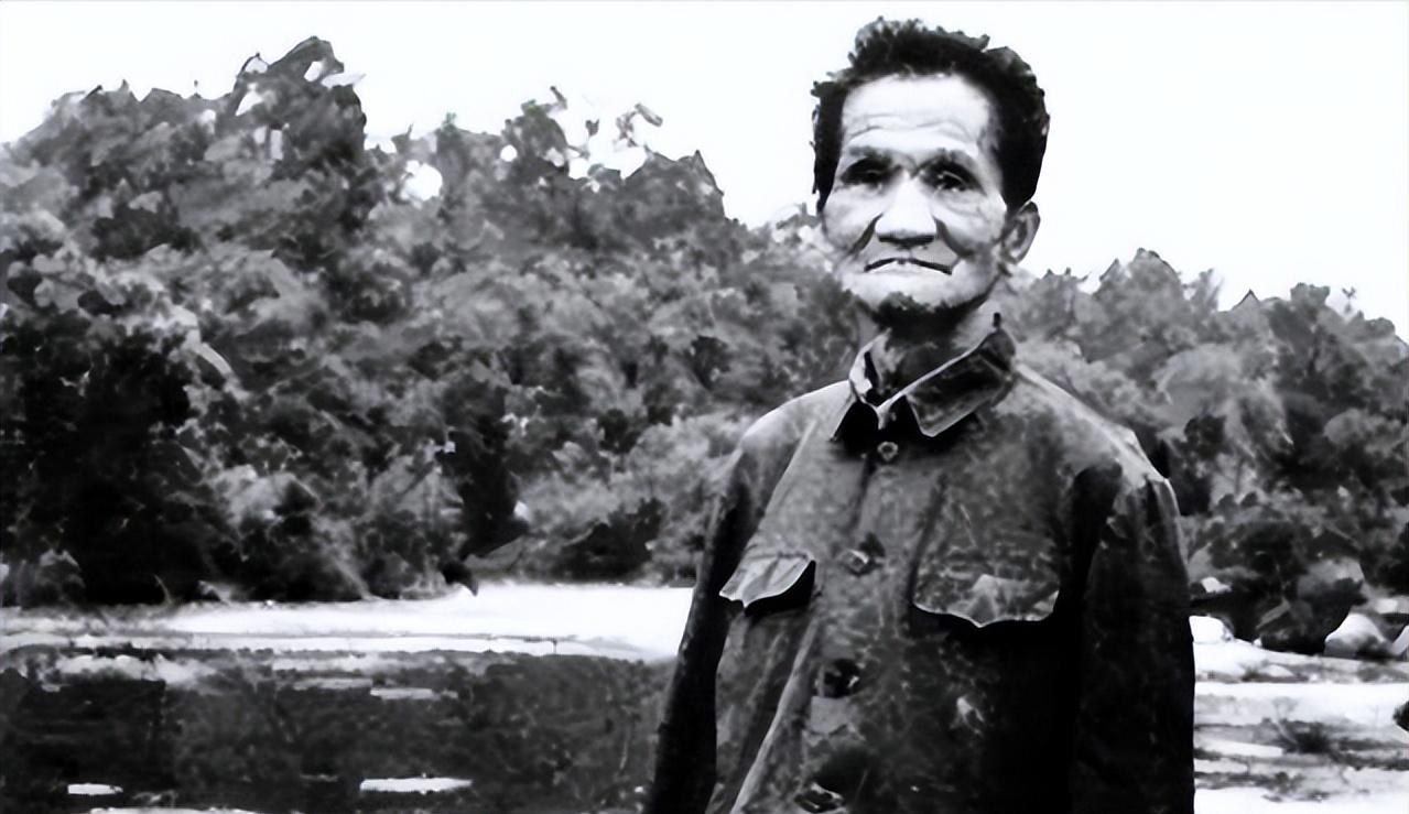 1947年冬，山东一户农家的女主人，将一些吃的递给门前的乞丐，乞丐没有接，开口的