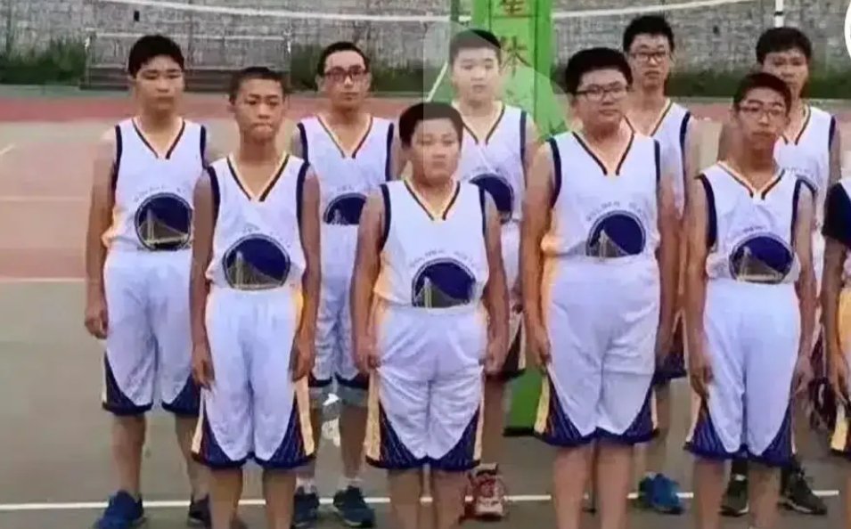 篮球场看到的都是库里球迷，哪有詹姆斯球迷啊！ 