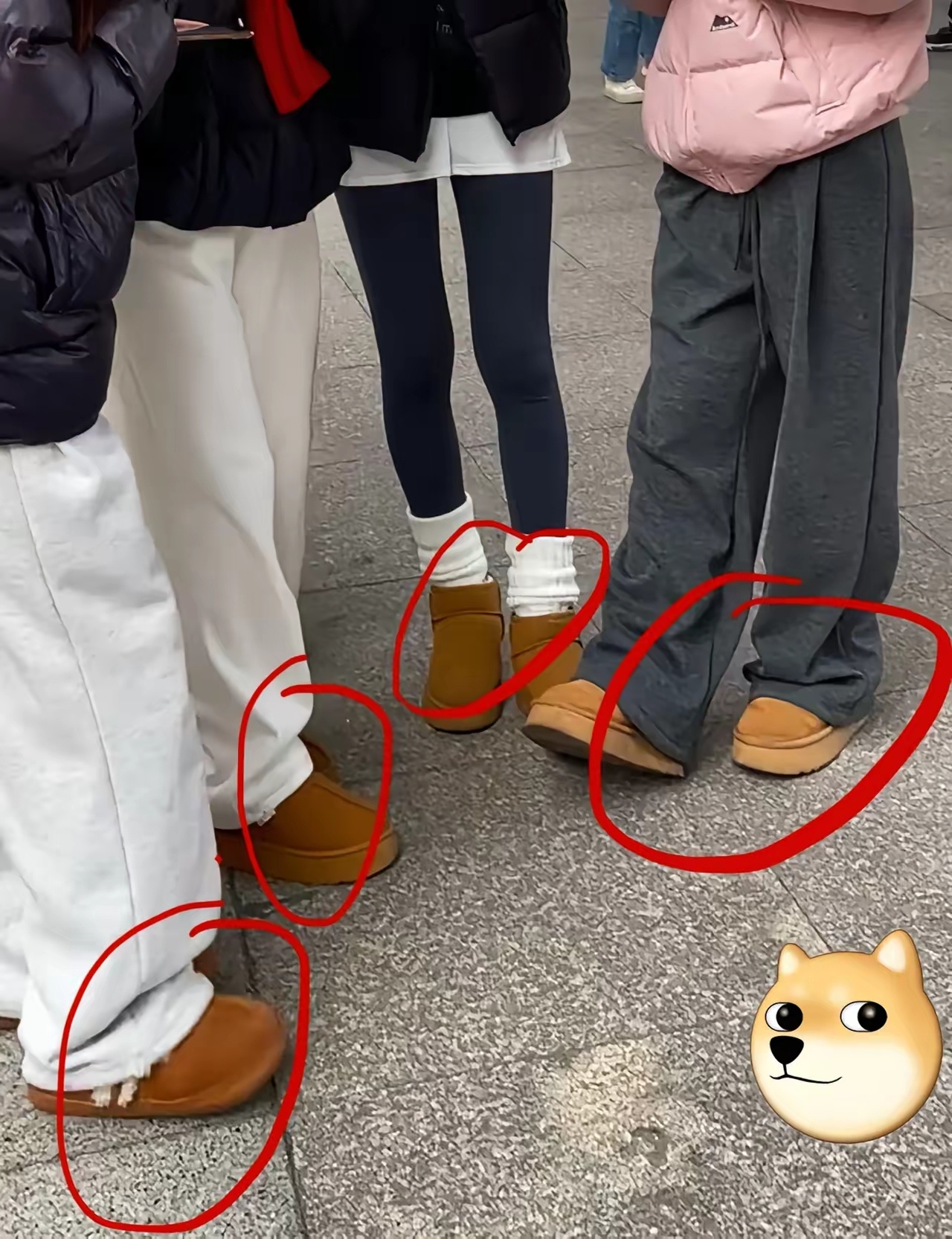 我去...现在的审美都这样了吗?卫裤 雪地靴真的好看吗？ 
