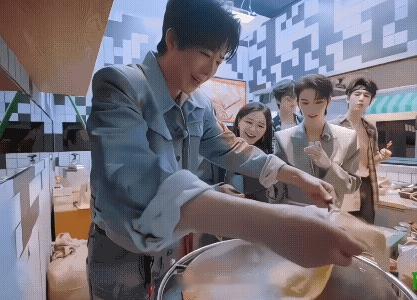 我家“饼王”做饼的技术越来越炉火纯青了。翻饼这一下比我动作娴熟。刘宇宁开始推理吧