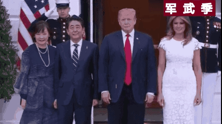 安倍晋三访问美国拍摄官宣照片细节曝光，安倍想挤上红地毯，被特朗普“Go out”