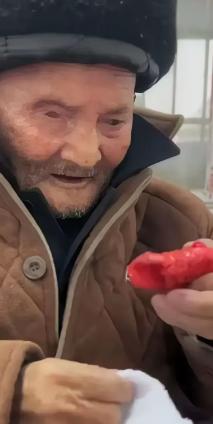 泪目！2月13日，96岁妹妹去看望98岁的哥哥，临走时，哥哥突然拉住妹妹的手，说