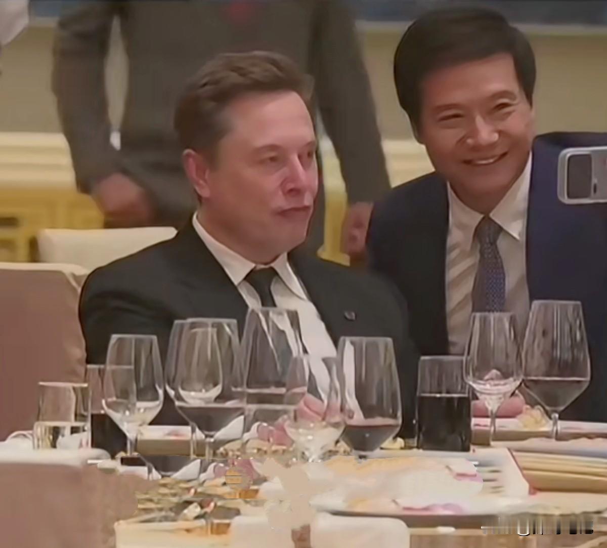 不就是合个影吗，表情怎么这么搞怪？这个不会是不懂社交礼节吧。不过有热心的网友发挥