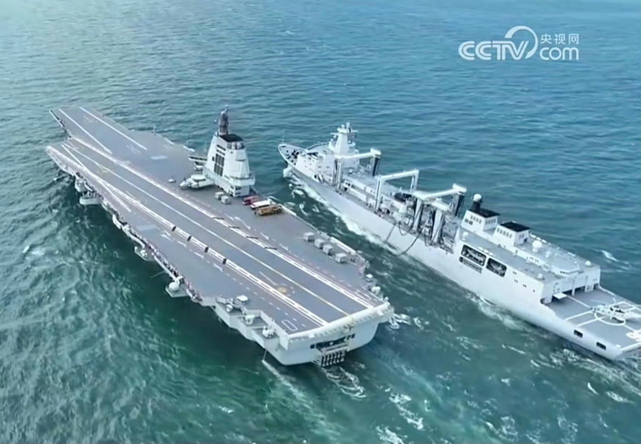 这张照片就能看出901型补给舰的巨大了。
专属的航母奶妈，满载4.5万吨以上了。