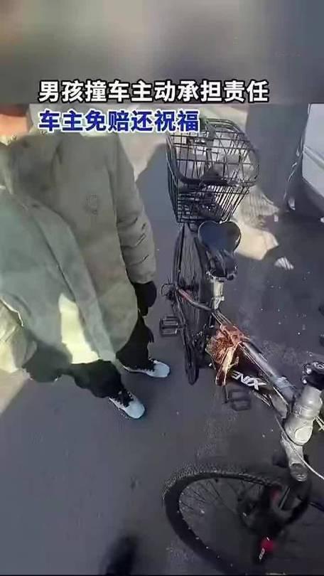 这一幕真的太戳心了！内蒙古男孩骑车刹车失灵撞上路虎，没有跑，守在原地主动联系车主