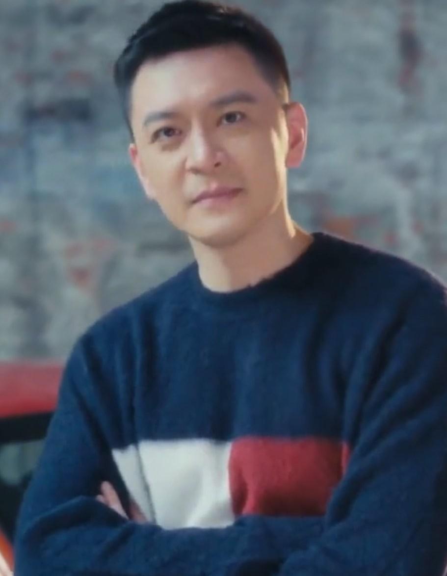 杨鸣是中国蓝球界甚至中国体界最帅的男动员，年轻时看到的他是那种阳光帅气，青春活泼