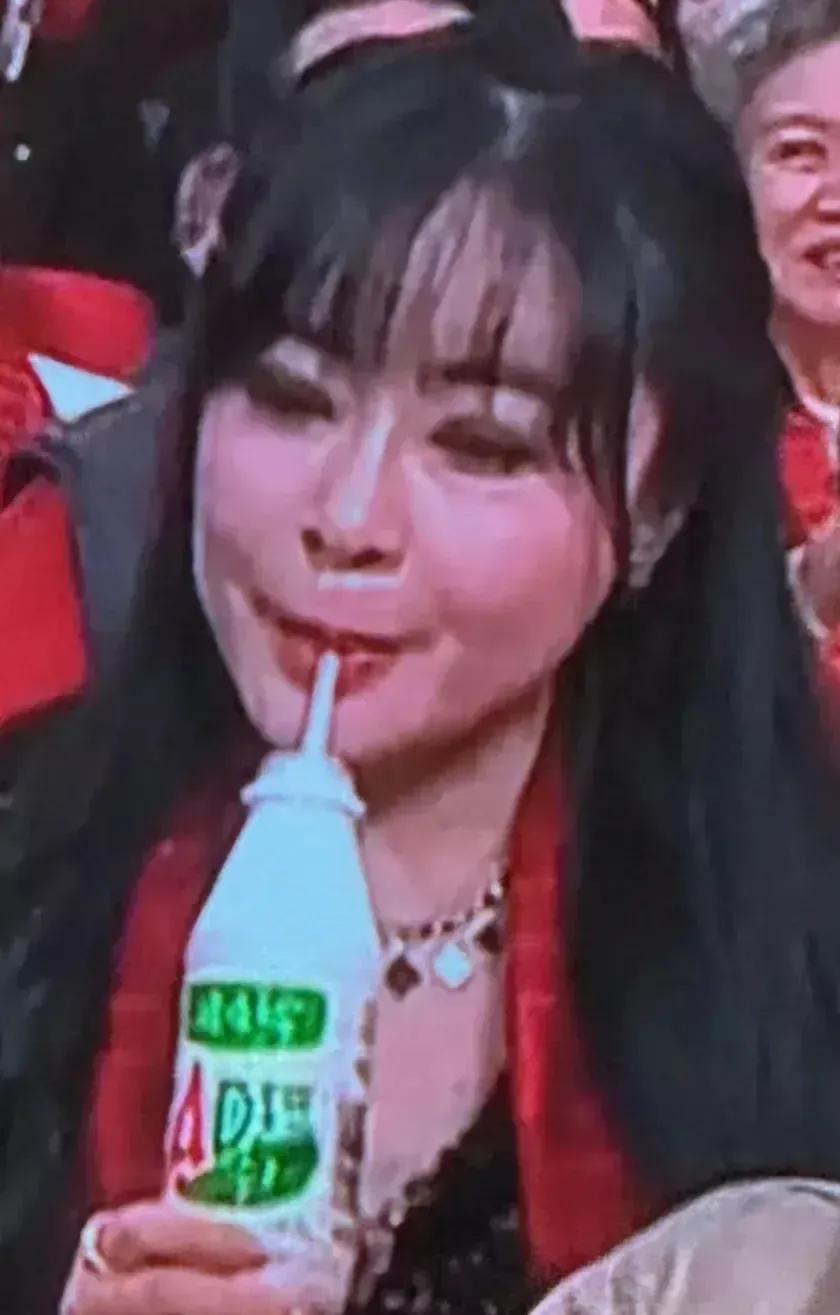 不知道朋友们在看春晚的时候有没有发现，刘谦表演魔术的时候，他的身后老是有一个大美