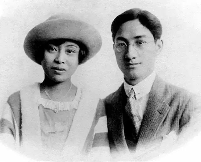 [微风]1920年，徐志摩被迫把妻子接到身边。他不喜欢妻子，却每晚都要同房。不久