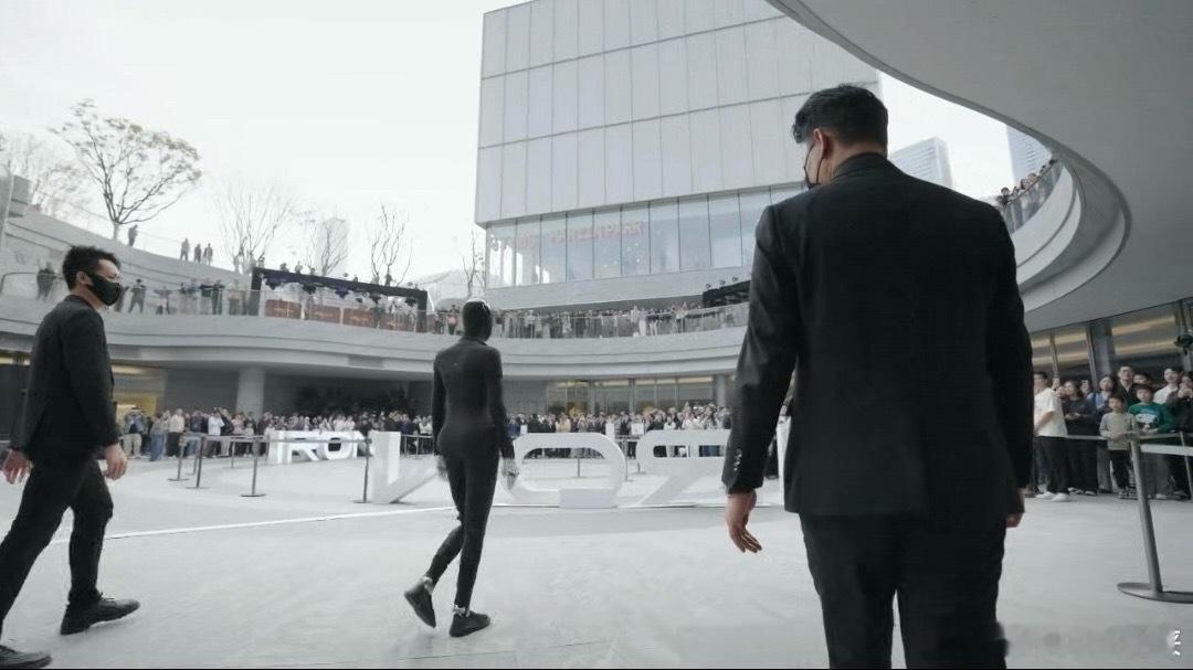 小鹏这台新机器人IRON在深圳湾首秀，现场意外摔倒又重新站起来完成整场表演，这件