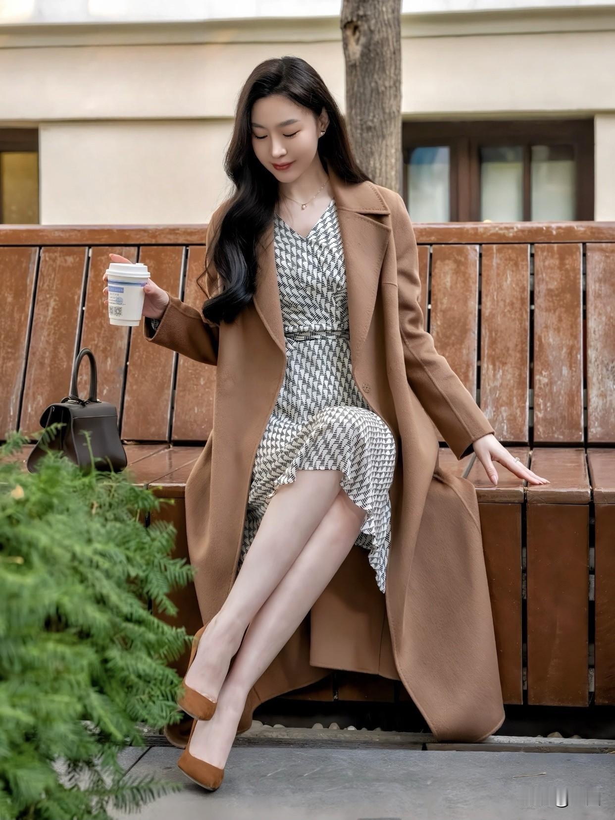 同时，要清醒自持，坚守本心底线。面对诱惑不迷失方向，在复杂世界中保持独立思考。沉