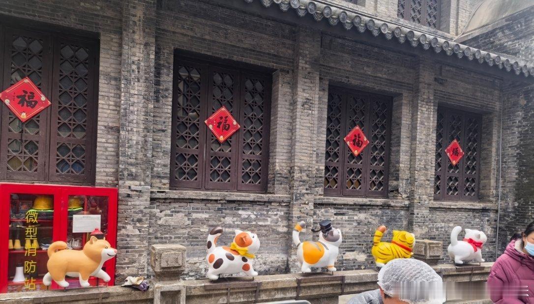 以前但凡让我等超过三分钟，我都不要。现在年纪到了，开始喜欢起哄排队了好热闹呀看准