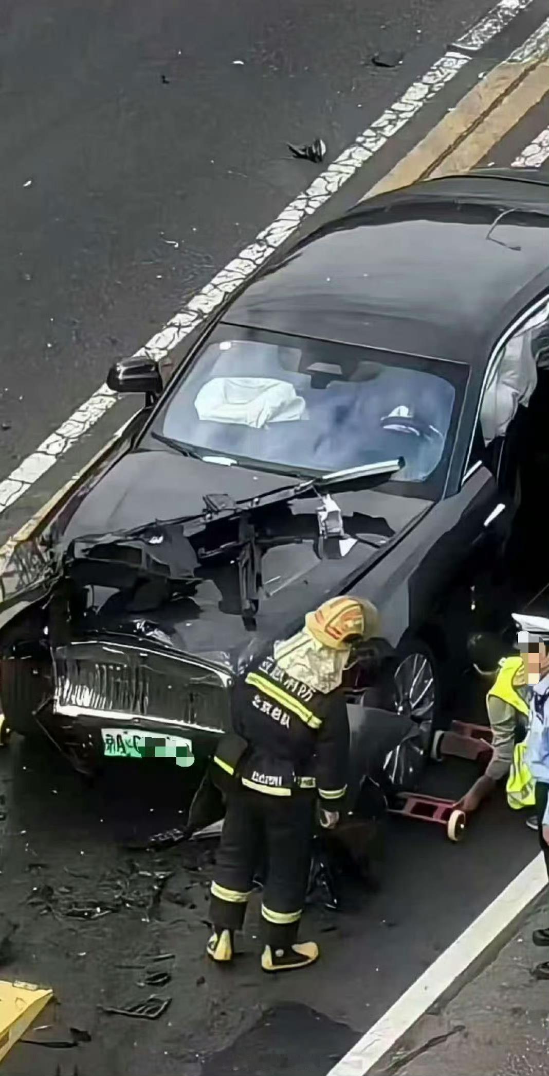 陈震劳斯莱斯发生车祸陈震事情发生得很突然，看他下午5点还发过微博呢。初步判断他没