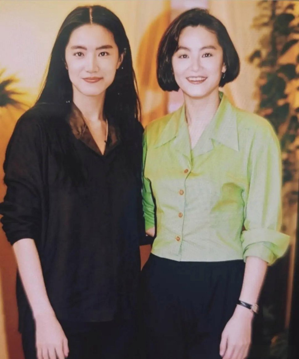 林青霞和她当年的替身合影，长的太像了吧 