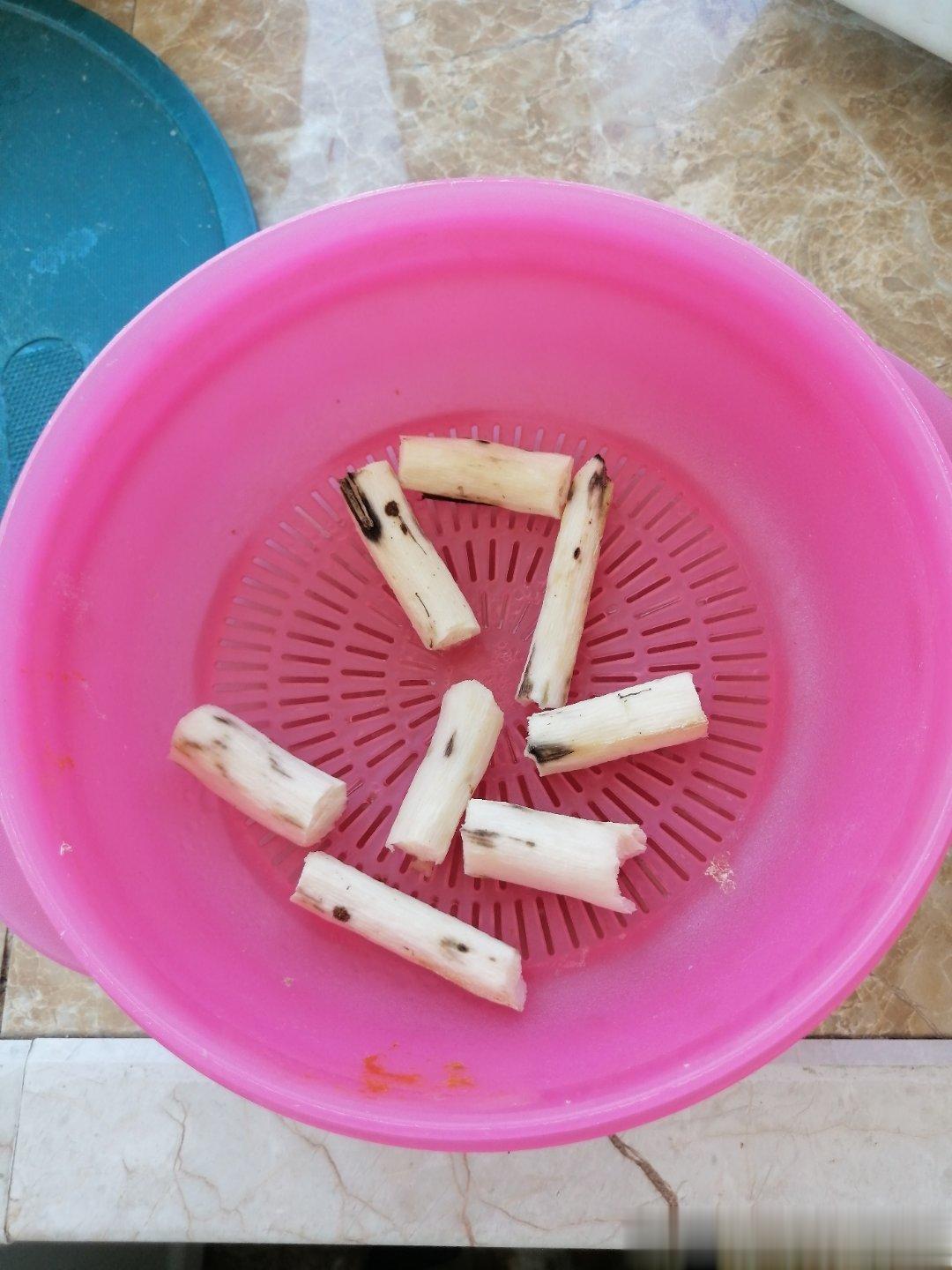 今天，看以前买的几根山药都干吧了，皮很抽抽，就把它蒸了。本来当时是想焖饭的，也想