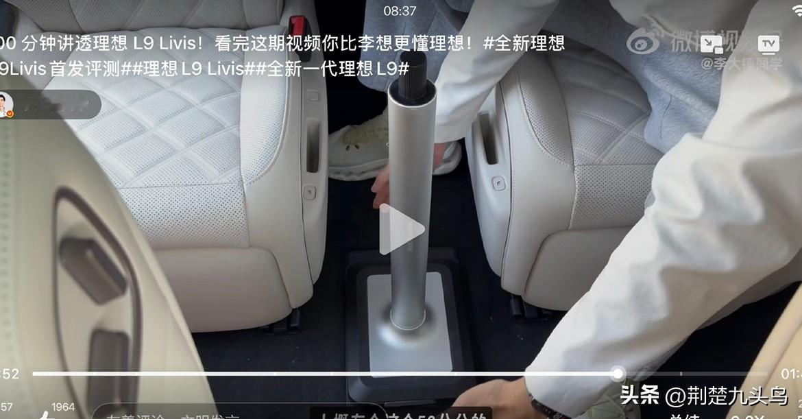 大锤发现了我们在冰箱后面集成的一个"小彩蛋"——一根电动滑轨，我们叫它"中岛电动