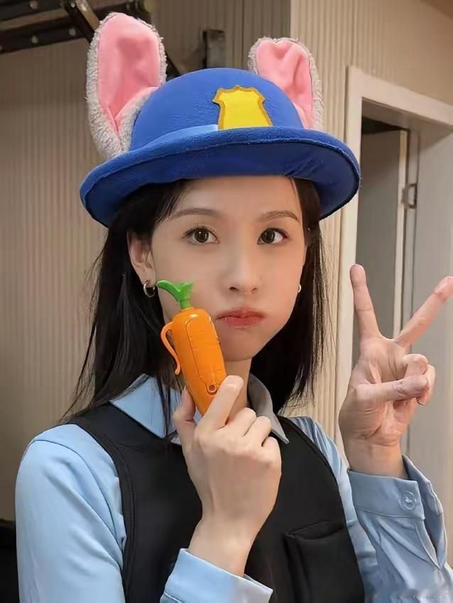 看电影的时候看到朱迪穿黄色礼服，盘耳朵造型就想到了嘟嘟。都是又可爱又优雅又坚韧，