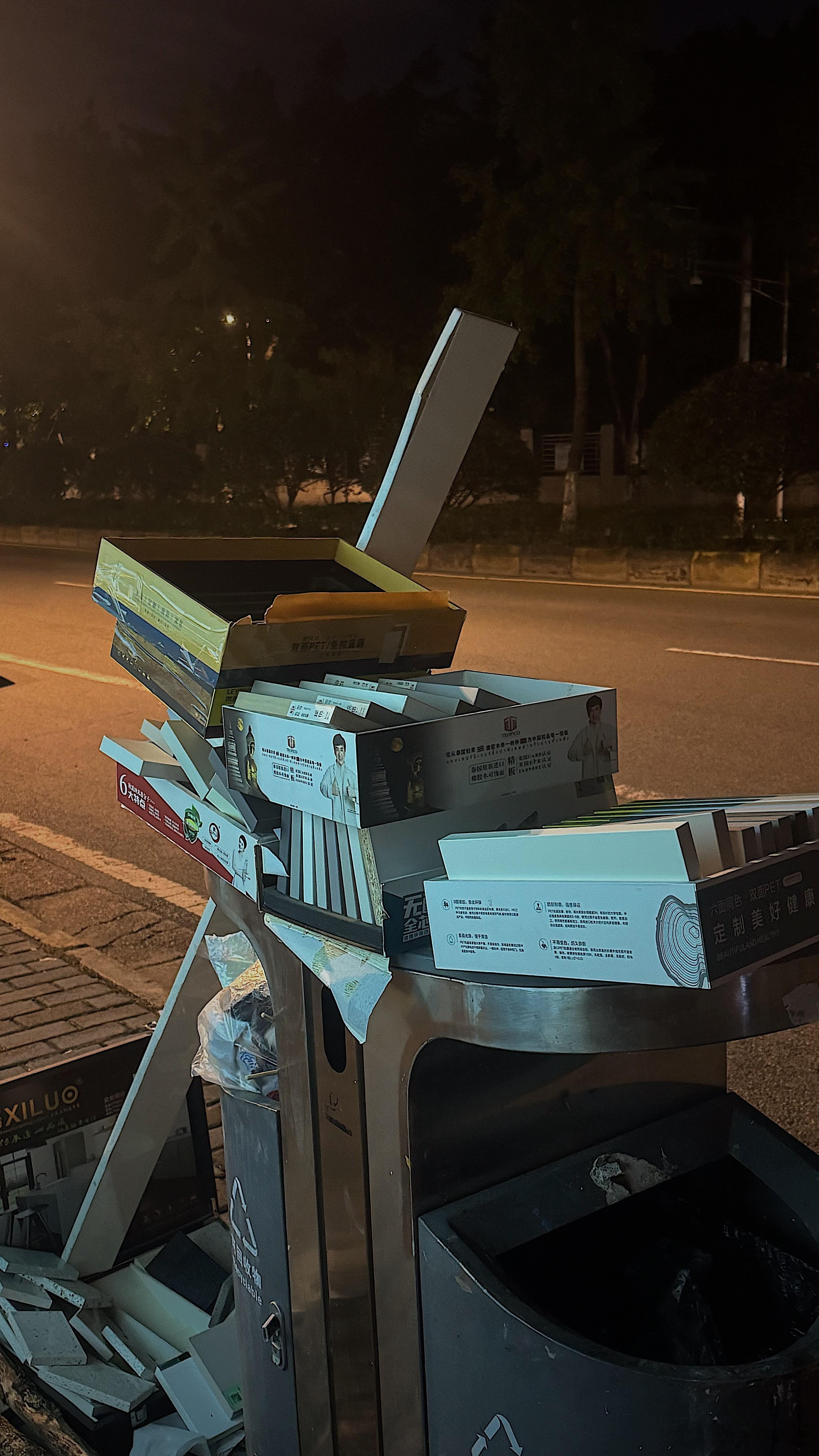 震惊！！！成都老美甲师半夜捡垃圾🗑️..哈哈哈哈哈哈！！成都美甲美甲师日常哈哈
