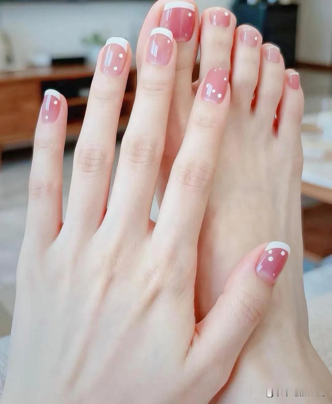 夜深了！
问:罗永浩是干什么的？
答:网络大V?
问:贾国龙是干什么的？
答:知