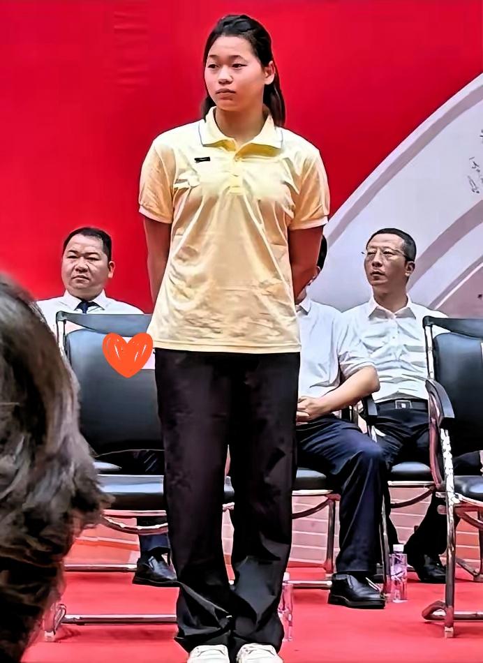家人们，本以为全红婵开学，怎么也得专车接送、走绿色通道，享受点特殊待遇吧？结果
